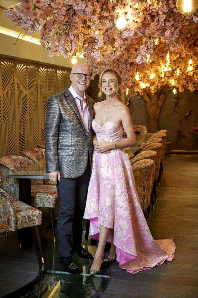 Sebelum menikah dengan Modesta, John telah memiliki beberapa istri dan 5 orang anak. Sementara modesta sudah memiliki seorang putra. Usia Modesta sendiri bahkan lebih muda jika dibandingkan dengan anak tertua John yang berusia 41 tahun.  Foto: Facebook via eva.vn