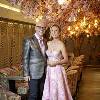 Sebelum menikah dengan Modesta, John telah memiliki beberapa istri dan 5 orang anak. Sementara modesta sudah memiliki seorang putra. Usia Modesta sendiri bahkan lebih muda jika dibandingkan dengan anak tertua John yang berusia 41 tahun.  Foto: Facebook via eva.vn