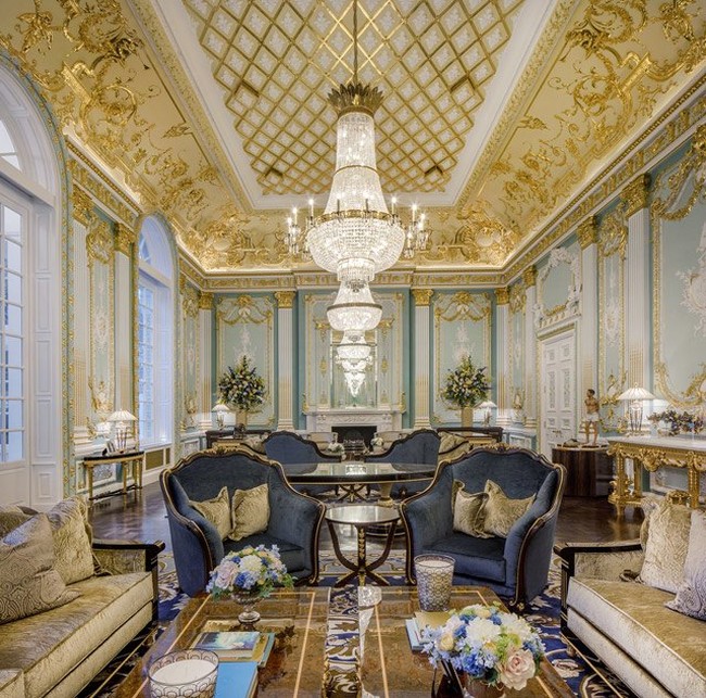 Vila mewah bak istana yang ditinggali oleh John dan Modesta itu memiliki fasilitas yang cukup lengkap, seperti ballroom, bar, kolam renang, dan bioskop. Ballroomnya sendiri cukup mewah dengan dilapisi emas. Sementara di ruang bioskop dilengkapi dengan sebuah mesin popcorn seperti layaknya yang ada di mal. Foto: Facebook via eva.vn