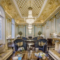 Vila mewah bak istana yang ditinggali oleh John dan Modesta itu memiliki fasilitas yang cukup lengkap, seperti ballroom, bar, kolam renang, dan bioskop. Ballroomnya sendiri cukup mewah dengan dilapisi emas. Sementara di ruang bioskop dilengkapi dengan sebuah mesin popcorn seperti layaknya yang ada di mal. Foto: Facebook via eva.vn