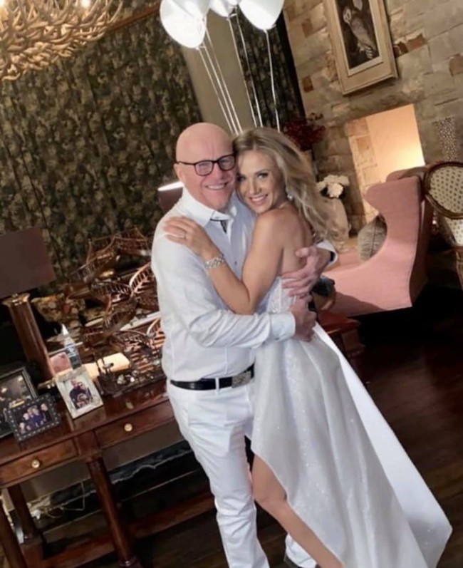 Nama John Cadwell dikenal sebagai seorang miliarder di Inggris. Selain memiliki usaha ritel ponsel dengan 600 toko, John juga berinvestasi di berbagai bidang, seperti real estate, mode dan sejumlah industri lainnya. Karena kekayaan yang dimilikinya itu, John mampu memberikan kehidupan mewah bagi istri dan anak-anaknya. Foto: Facebook via eva.vn