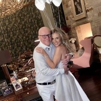 Nama John Cadwell dikenal sebagai seorang miliarder di Inggris. Selain memiliki usaha ritel ponsel dengan 600 toko, John juga berinvestasi di berbagai bidang, seperti real estate, mode dan sejumlah industri lainnya. Karena kekayaan yang dimilikinya itu, John mampu memberikan kehidupan mewah bagi istri dan anak-anaknya. Foto: Facebook via eva.vn