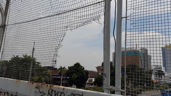 JPO di Jl Mt Haryono Jakarta Timur perlu perbaikan di beberapa begian.