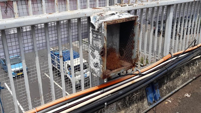 JPO di Jl Mt Haryono Jakarta Timur perlu perbaikan di beberapa begian.