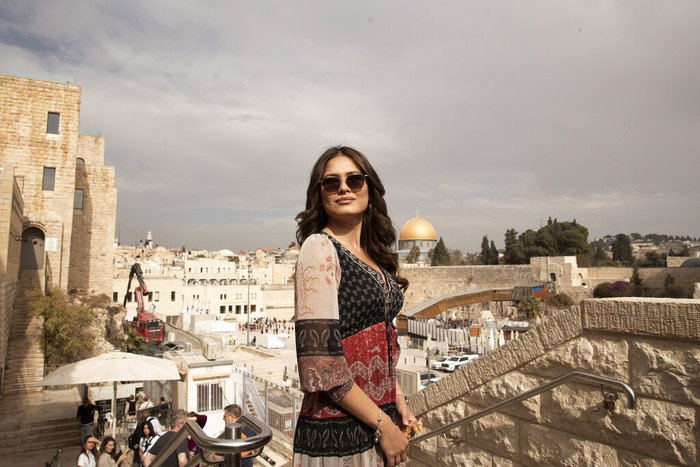 Juara Miss Universe 2020 Andrea Meza di Israel Andrea Meza, the reigning Miss Universe from Mexico, places her hand on the Stone of Unction in the Church of the Holy Sepulchre as she tours the Old City of Jerusalem, Wednesday, Nov. 17, 2021, ahead of the 70th Miss Universe pageant being staged in the southern Israeli resort city of Eilat next month. The stone slab is traditionally believed to be the stone where Jesus body was prepared for burial. She said Wednesday that the long-running beauty pageant shouldnt be politicized, even as its next edition is being held in Israel and contestants have faced pressure to drop out in solidarity with the Palestinians. (AP Photo/Maya Alleruzzo)