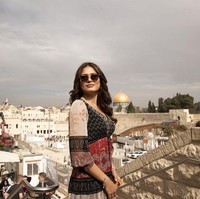 Untuk momen tersebut, Andrea Meza berpenampilan kasual. Tubuhnya dibungkus tunic bermotif nuansa etnik. (Foto: AP/Maya Alleruzzo)