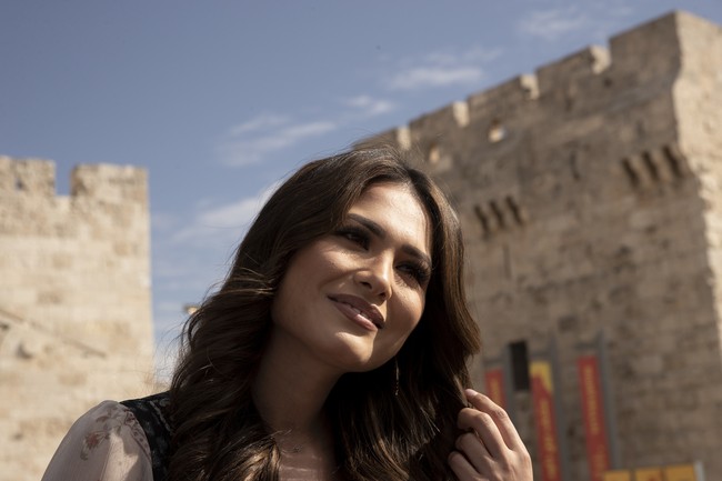 Semua orang dengan keyakinan, latar belakang, dan budaya berbeda, ketika berkumpul bersama, akan lupa tentang politik dan agama, kata Andrea Meza kepada The Associated Press, Rabu (17/11/2021), tentang kontroversi dan aksi boikot yang mewarnai ajang Miss Universe 2021 di Israel. Di luar menebarkan spirit kebersamaan, tambah Andrea Meza, ajang Miss Universe ada untuk menginspirasi dan mendukung pemberdayaan perempuan. Ini tentang merangkul para wanita, kata juara Miss Universe asal Meksiko itu. (Foto: AP/Maya Alleruzzo)