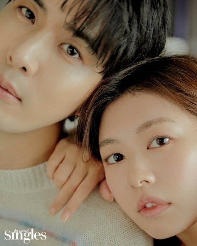 Drama Korea Monthly Magazine Home mengikuti kisah cinta bos dan karyawannya. Jung So Min dan Kim Ji Seok sebelumnya pernah dipasangkan dalam drama spesial You Came to Me and Became a Star. Foto: dok. Singles Korea