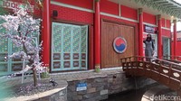 Nuansa Korea-nya sendiri terasa kental. Dari kejauhan saja, sudah terlihat deretan bangunan seperti Korea Selatan. Begitu masuk ke dalam, nuansa Korea lebih terasa. Bangunan hingga nuansa-nya juga terlihat bak di drama korea. Foto: Dony Indra Ramadhan/detikcom