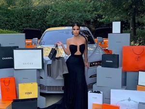 Kim Kardashian Diolok-olok karena Pose dengan Puluhan Tas Belanja Mewah