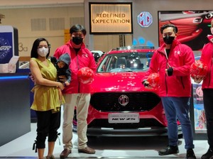 Kopites Sejati, Wanita Ini Jadi Pembeli Pertama MG ZS Liverpool FC Limited Edition di Asia