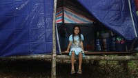 Seorang anak berada di tenda pengungsian di dalam hutan Desa Sungai Rambai, Kelurahan Mekar Jaya, Kabupaten Sintang, Kalimantan Barat.