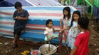 Sejumlah anak bermain di pengungsian di dalam hutan Desa Sungai Rambai, Kelurahan Mekar Jaya, Kabupaten Sintang, Kalimantan Barat. 