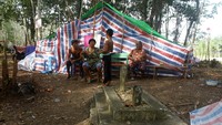 Warga berada di depan tenda pengungsian di dalam hutan Desa Sungai Rambai, Kelurahan Mekar Jaya, Kabupaten Sintang, Kalimantan Barat. Sebanyak 30 orang korban banjir yang mengungsi ke hutan sejak sebulan terakhir karena rumah mereka tenggelam itu membutuhkan air bersih untuk mandi dan dikonsumsi, obat-obatan, sembako serta pelayanan kesehatan.