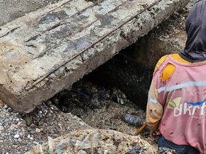Limbah Lemak Sisa Makanan Jadi Penyebab Genangan-Banjir di Surabaya