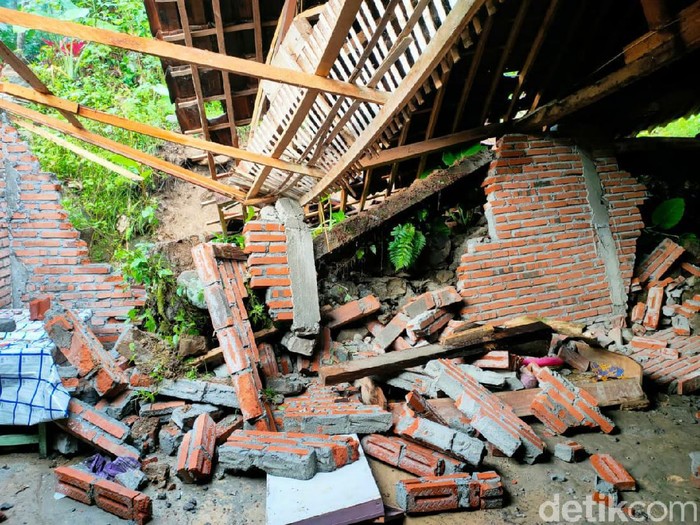 Longsor terjadi di 18 titik di Trenggalek dalam dua hari terakhir. Ini hasil pendataan Badan Penanggulangan Bencana Daerah (BPBD) Trenggalek.