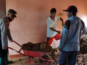 Tebing Setinggi 7-10 Meter Longsor Terjang Rumah hingga Tutup Akses Jalan