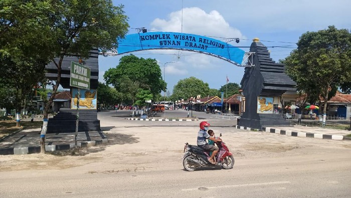 Tarif parkir di wisata religi Makam Sunan Drajat menjadi perbincangan di media sosial. Sebab dalam karcisnya tertera tarif ganda.