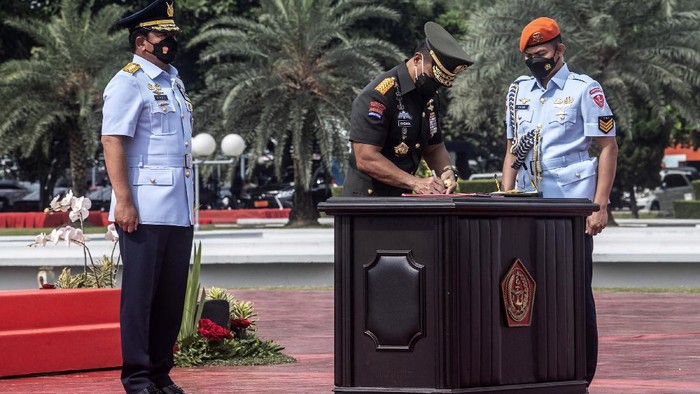 Marsekal Hadi Serahkan Jabatan Panglima TNI ke Jenderal Andika Marsekal Hadi Tjahjanto resmi menyerahkan jabatan Panglima TNI kepada Jenderal Andika Perkasa. Acara berlangsung dalam upacara sertijab di Mabes TNI, Jakarta Timur.