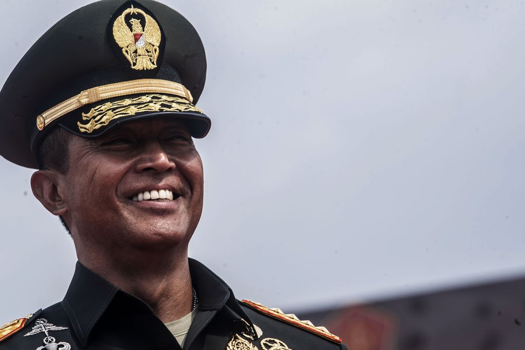 Marsekal Hadi Tjahjanto resmi menyerahkan jabatan Panglima TNI kepada Jenderal Andika Perkasa. Acara berlangsung dalam upacara sertijab di Mabes TNI, Jakarta Timur.