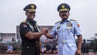 Di akhir tahun 2021, tepatnya bulan November, Hadi melepas jabatannya ke Jenderal Andika Perkasa. (Muhammad Adimaja/Antara)