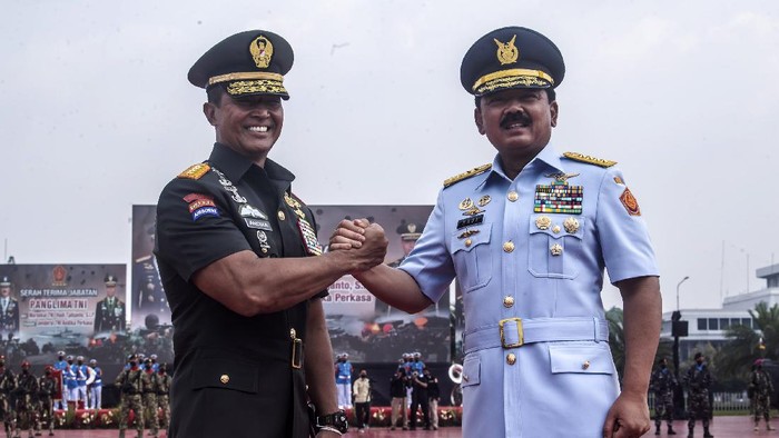 Marsekal Hadi Tjahjanto resmi menyerahkan jabatan Panglima TNI kepada Jenderal Andika Perkasa. Acara berlangsung dalam upacara sertijab di Mabes TNI, Jakarta Timur.