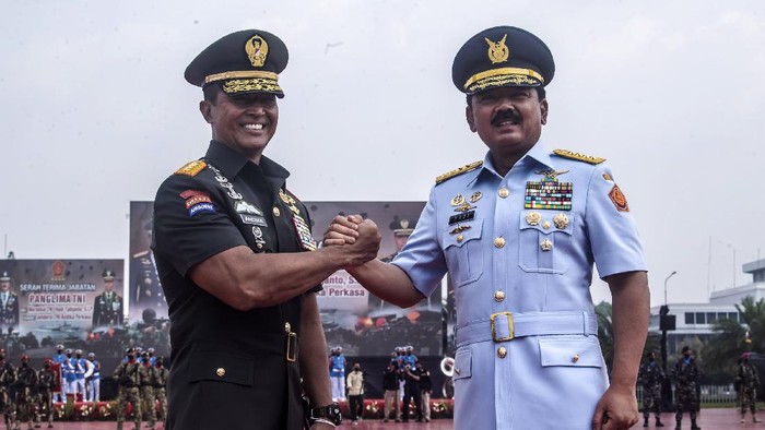 Marsekal Hadi Serahkan Jabatan Panglima TNI ke Jenderal Andika Marsekal Hadi Tjahjanto resmi menyerahkan jabatan Panglima TNI kepada Jenderal Andika Perkasa. Acara berlangsung dalam upacara sertijab di Mabes TNI, Jakarta Timur.
