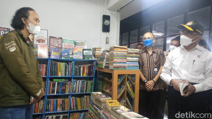 Menko PMK Muhadjir Effendy mengunjungi lapak pedagang buku di Pasar Kenari, Jakarta Pusat (Kadek Melda Luxiana/detikcom)