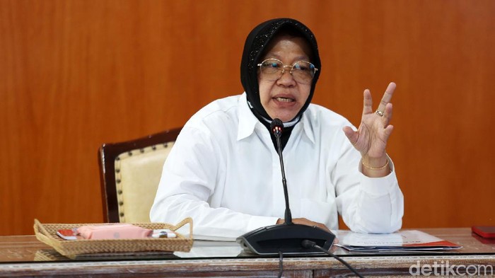 Mensos Ungkap Kasus 31 Ribu PNS Terima Bansos Menteri Sosial (Mensos) Tri Rismaharini memberikan keterangan pers di Kantor Kementrian Sosial, Jakarta, Kamis (18/11/2021). Mensos Risma mengungkapkan, sebanyak 31.624 aparatur sipil negara (ASN) terinidikasi menerima bantuan sosial (bansos). Risma mendapatkan data ini setelah Kementerian Sosial melakukan verifikasi data penerima bansos.