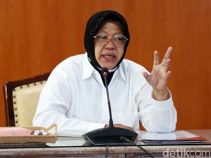 Menteri Sosial (Mensos) Tri Rismaharini memberikan keterangan pers di Kantor Kementrian Sosial, Jakarta, Kamis (18/11/2021). Mensos Risma mengungkapkan, sebanyak 31.624 aparatur sipil negara (ASN) terinidikasi menerima bantuan sosial (bansos). Risma mendapatkan data ini setelah Kementerian Sosial melakukan verifikasi data penerima bansos.