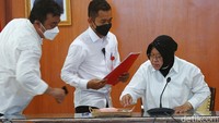 Risma bilang data-data yang ditemukan pihaknya ini tersebar di lebih dari 500 kota yang ada di Indonesia. Profesi PNS yang masuk dalam data DTKS ini ada yang menjadi dosen, pegawai di instansi pemerintah, hingga tenaga kesehatan.