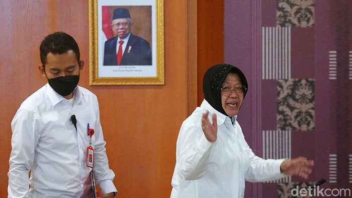 Menteri Sosial (Mensos) Tri Rismaharini memberikan keterangan pers di Kantor Kementrian Sosial, Jakarta, Kamis (18/11/2021). Mensos Risma mengungkapkan, sebanyak 31.624 aparatur sipil negara (ASN) terinidikasi menerima bantuan sosial (bansos). Risma mendapatkan data ini setelah Kementerian Sosial melakukan verifikasi data penerima bansos.