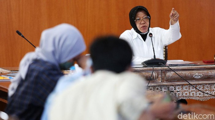 Mensos Ungkap Kasus 31 Ribu PNS Terima Bansos Menteri Sosial (Mensos) Tri Rismaharini memberikan keterangan pers di Kantor Kementrian Sosial, Jakarta, Kamis (18/11/2021). Mensos Risma mengungkapkan, sebanyak 31.624 aparatur sipil negara (ASN) terinidikasi menerima bantuan sosial (bansos). Risma mendapatkan data ini setelah Kementerian Sosial melakukan verifikasi data penerima bansos.