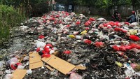 Bau busuk pun begitu menyengat ketika melintasi jalan tersebut.