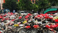 Walaupun sudah dilarang, namun masyarakat masih saja membuang sampah di lokasi tersebut.