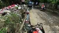 Selain jorok, tumpukan sampah ini juga menimbulkan bau yang menyengat.