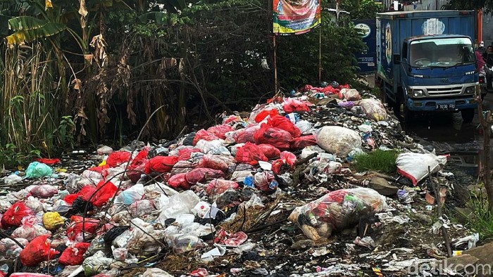 Meski Dilarang, Warga Tetap Membuang Sampah Sembarangan di Tambun Meski telah dipasang spanduk larangan buang sampah sembarangan, namun sampah rumah tangga tampak menumpuk di pinggir Jalan Mangun Jaya, Tambun, Kabupaten Bekasi.