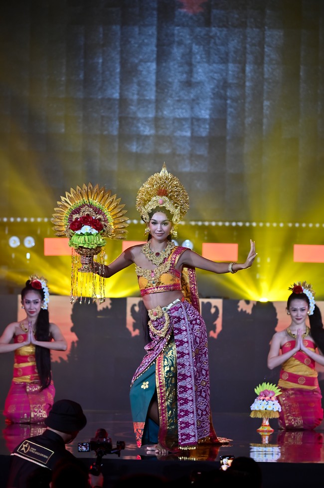 “Aku mendapatkan berbagai kelas. catwalk, dance, Q&A, public speaking, makeup training, hair training untuk menyiapkan diriku mengikuti Miss Grand International 2021,” kata Sophia Rogan dalam wawancara dengan Wolipop. Foto: Dok. Yayasan Dunia Mega Bintang