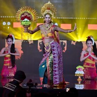 “Aku mendapatkan berbagai kelas. catwalk, dance, Q&A, public speaking, makeup training, hair training untuk menyiapkan diriku mengikuti Miss Grand International 2021,” kata Sophia Rogan dalam wawancara dengan Wolipop. Foto: Dok. Yayasan Dunia Mega Bintang