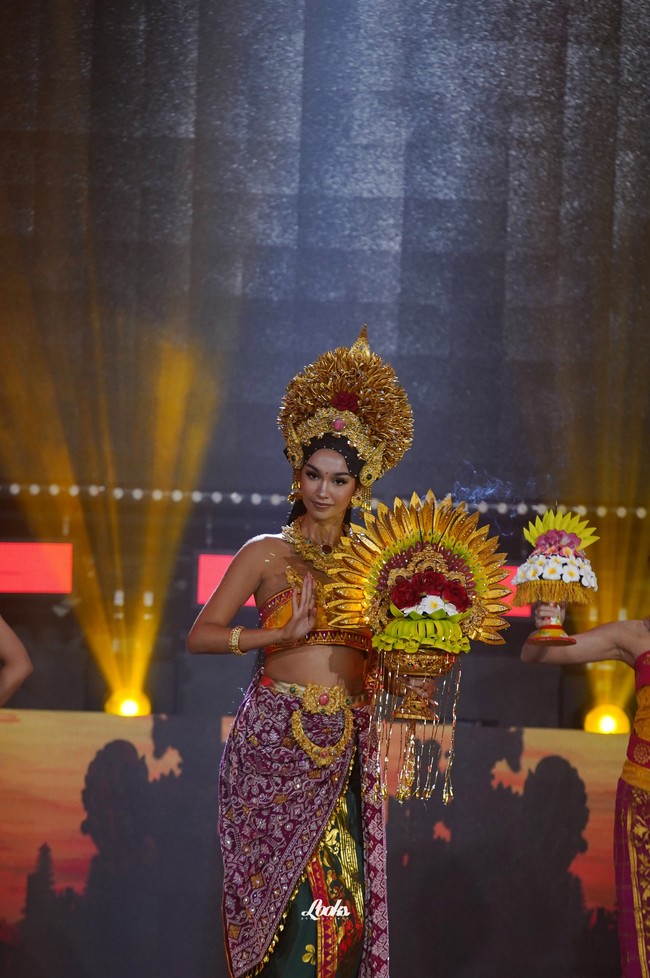 Sophia Rogan merupakan ratu kecantikan yang lahir di Whitehaven, Inggris, 28 Februari 2002. Ayahnya adalah orang Inggris, dan ibunya orang Indonesia. Sophia besar di Bali. Foto: Dok. Yayasan Dunia Mega Bintang