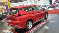 Velg Mitsubishi New Xpander Sport MT warna merah ini tampak masih menggunakan single tone. Andai sudah menggunakan kelir dual tone, tentu bakal lebih sporty. Foto: Luthfi Anshori/detikOto