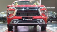 Warna merah merona keluar dari Mitsubishi New Xpander Red Metallic ini. Model facelift Xpander ini mendapatkan pembaruan di bagian lampu yang kini mengusung T-shape. utama Foto: Luthfi Anshori/detikOto