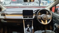 Bagian interior Mitsubishi New Xpander Sport MT. Tampak mengusung nuansa serba hitam dan belum dilengkapi Electric Parking Brake (EPB). Foto: Luthfi Anshori/detikOto