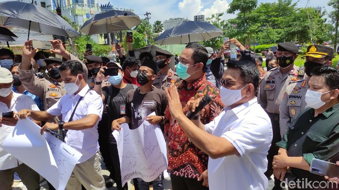 Moeldoko saat menghampiri massa aksi kamisan di Semarang
