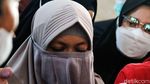 Momen Keluarga Farid Okbah dkk Sambangi Mabes Polri
