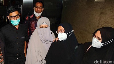 Momen Keluarga Farid Okbah dkk Sambangi Mabes Polri