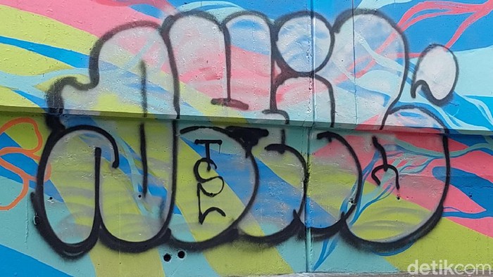 Mural di Flyover Pasupati, Kota Bandung, Jawa Barat, menjadi sasaran vandalisme oleh orang yang tidak bertanggung jawab.