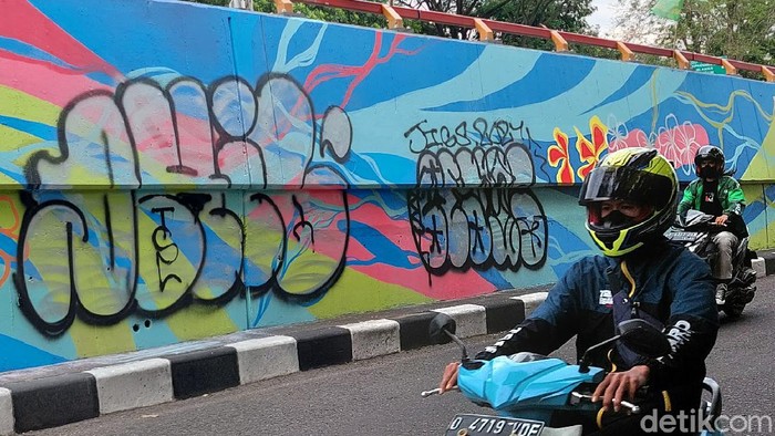 Mural di Flyover Pasupati, Kota Bandung, Jawa Barat, menjadi sasaran vandalisme oleh orang yang tidak bertanggung jawab.