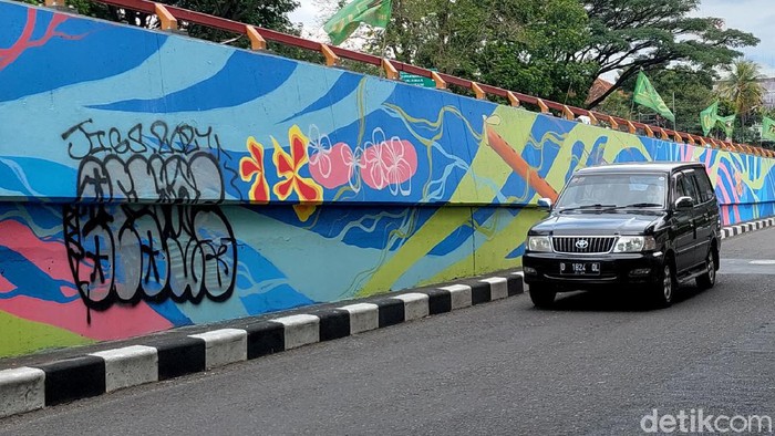 Mural di Flyover Pasupati, Kota Bandung, Jawa Barat, menjadi sasaran vandalisme oleh orang yang tidak bertanggung jawab.