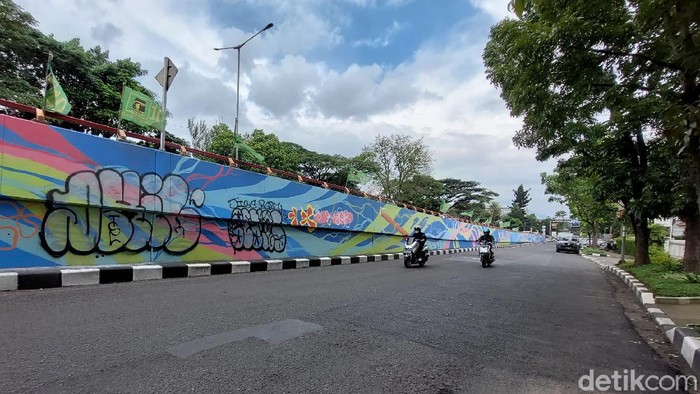 Mural di Flyover Pasupati Jadi Sasaran Vandalisme Mural di Flyover Pasupati, Kota Bandung, Jawa Barat, menjadi sasaran vandalisme oleh orang yang tidak bertanggung jawab.